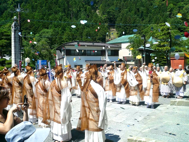 身延山の開闢会散華