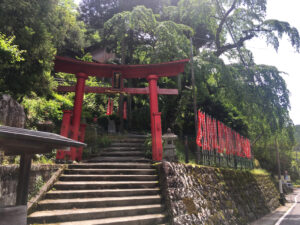 身延山の石割稲荷