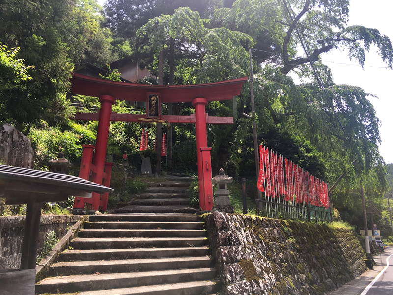身延山の石割稲荷