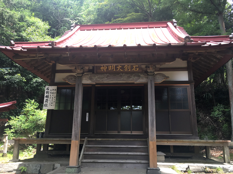 石割稲荷の本堂