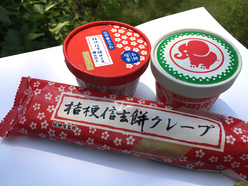 久遠寺売店の信玄餅アイスと武田牛乳アイス