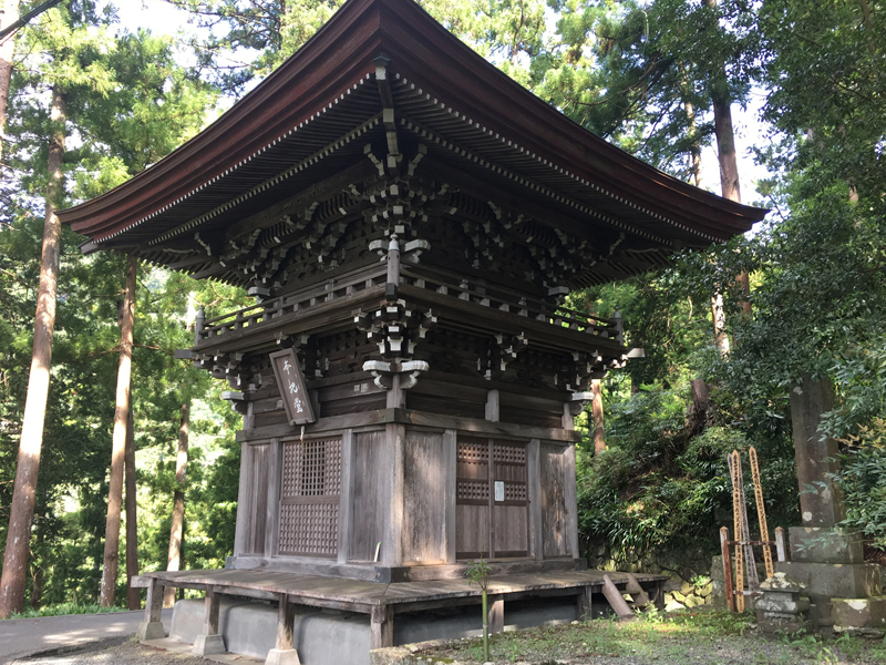 身延山本地堂と甲比丹（カピタン）ゼイムスの墓