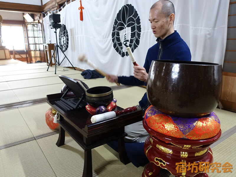 長福寺の仏具鳴らし体験