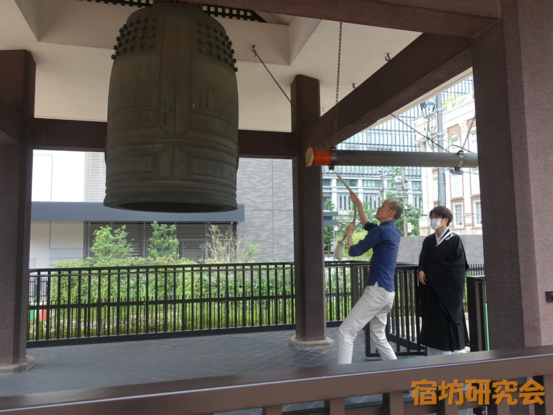 南御堂（山門一体型ホテル）の鐘撞き体験