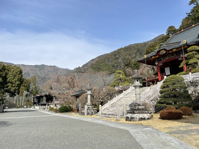 身延山久遠寺の境内