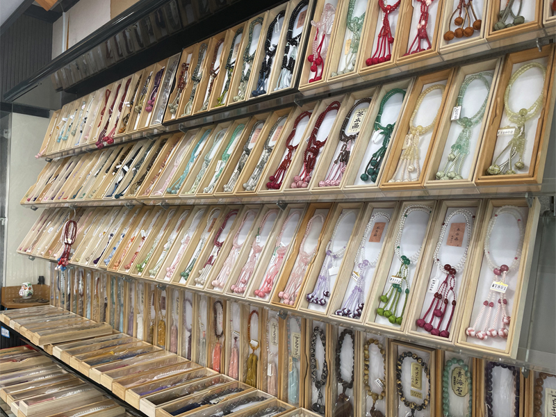 身延山の三河屋数珠店内