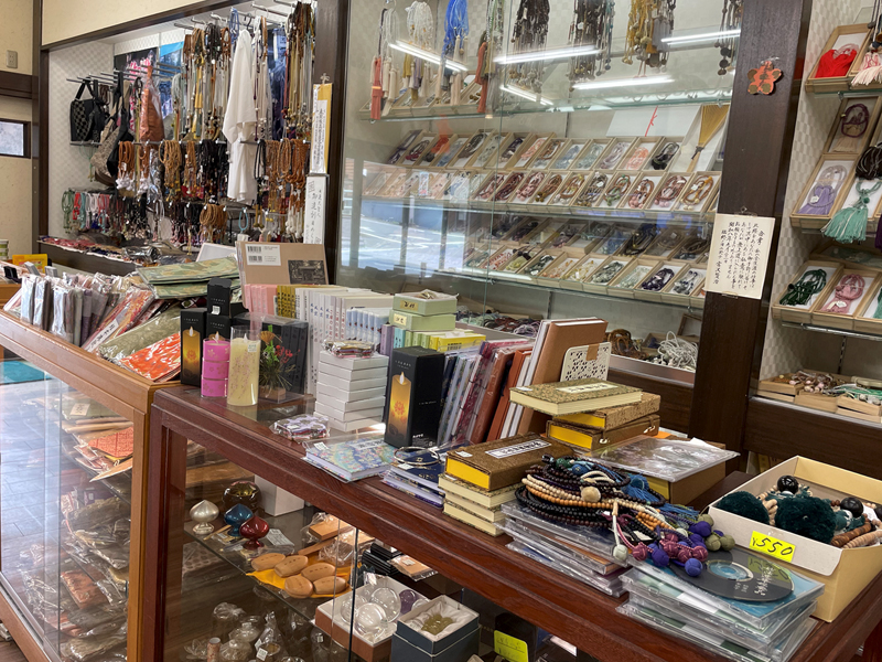 身延山の若松屋数珠仏具店内