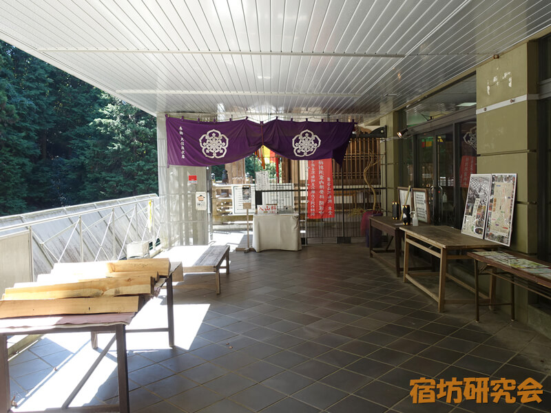 狸谷山不動院の本堂入口